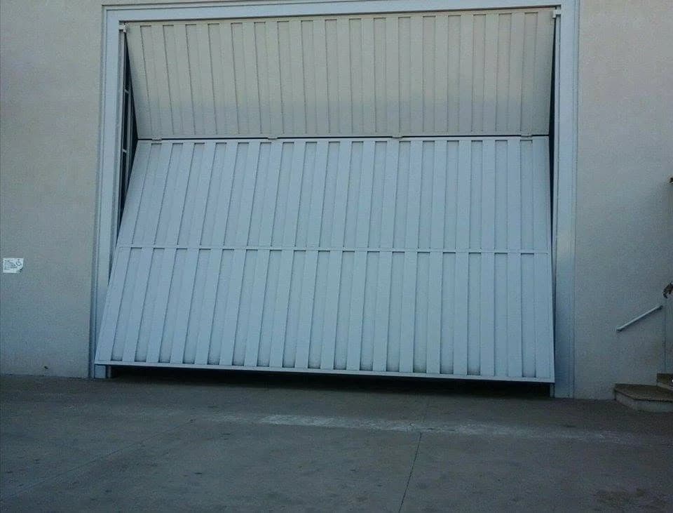Portão basculante branco parcialmente aberto
