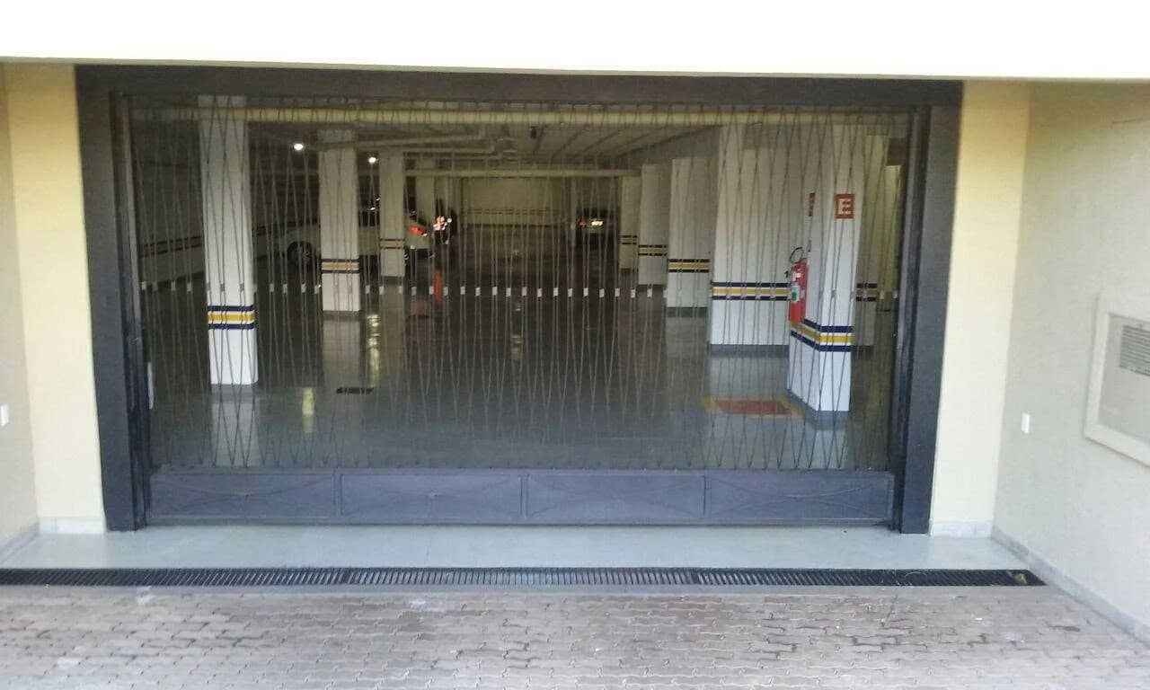 Portão metálico na entrada de garagem de condomínio