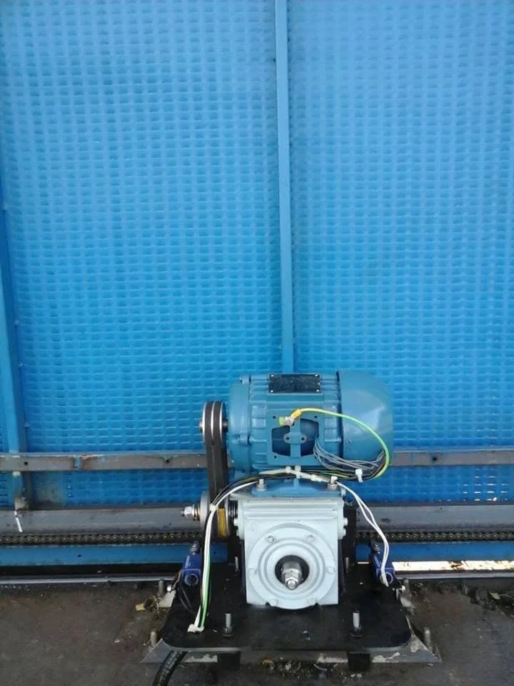 Motor e transmissão instalados em portão azul