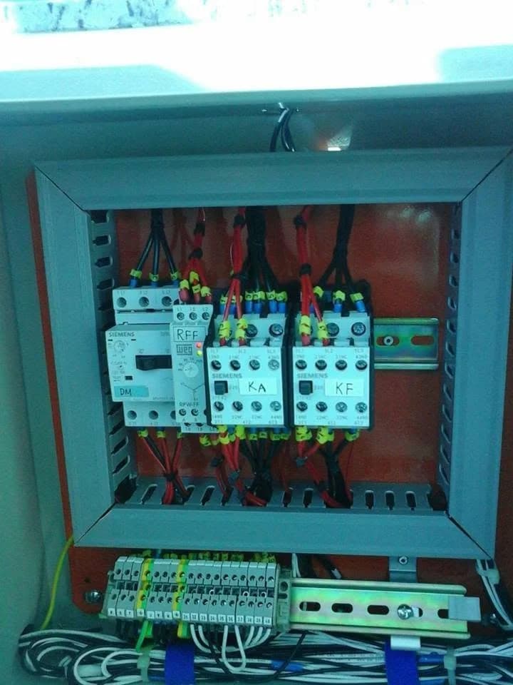 Detalhe do painel de comando elétrico de um sistema de automação